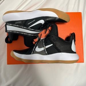 Women’s Nike react hyperset